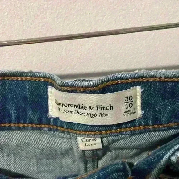 Abercrombie & Fitch Mom Hight Rise Denim  Pride Sequin Heart Shorts Size 30/10 - Picture 5 of 13
